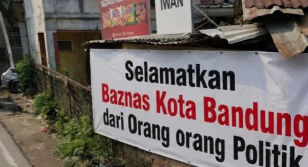 Spanduk Selamatkan Baznas Kota Bandung dari Orang Politik di Jalan Dewi Sartika Bandung