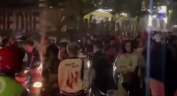 Evakuasi pohon tumbang yang menimpa pemotor di depan Kampus Unpad Jatinangor Sumedang