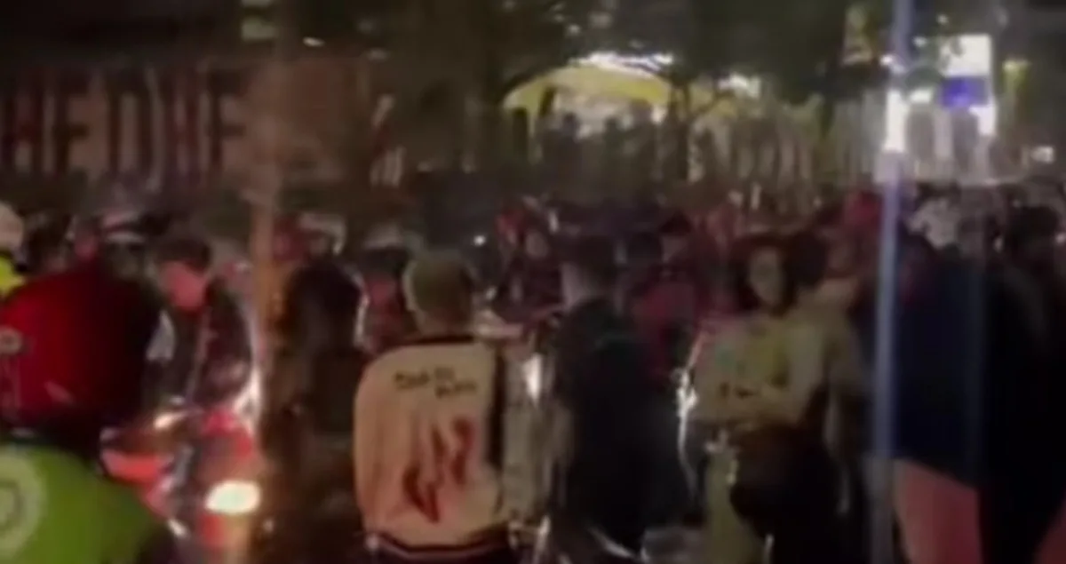 Evakuasi pohon tumbang yang menimpa pemotor di depan Kampus Unpad Jatinangor Sumedang