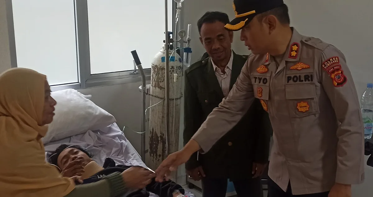 Bentuk kepedulian, Kapolres Sumedang, AKBP Sandityo Mahardika menjenguk korban yang tertimpa pohon tumbang di Jatinangor 