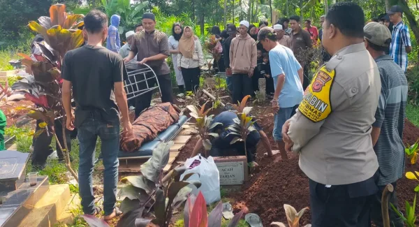 Polres Sumedang turut menghadiri proses pemakaman korban meninggal dunia dalam tragedi pohon tumbang di Jatinangor Sumedang