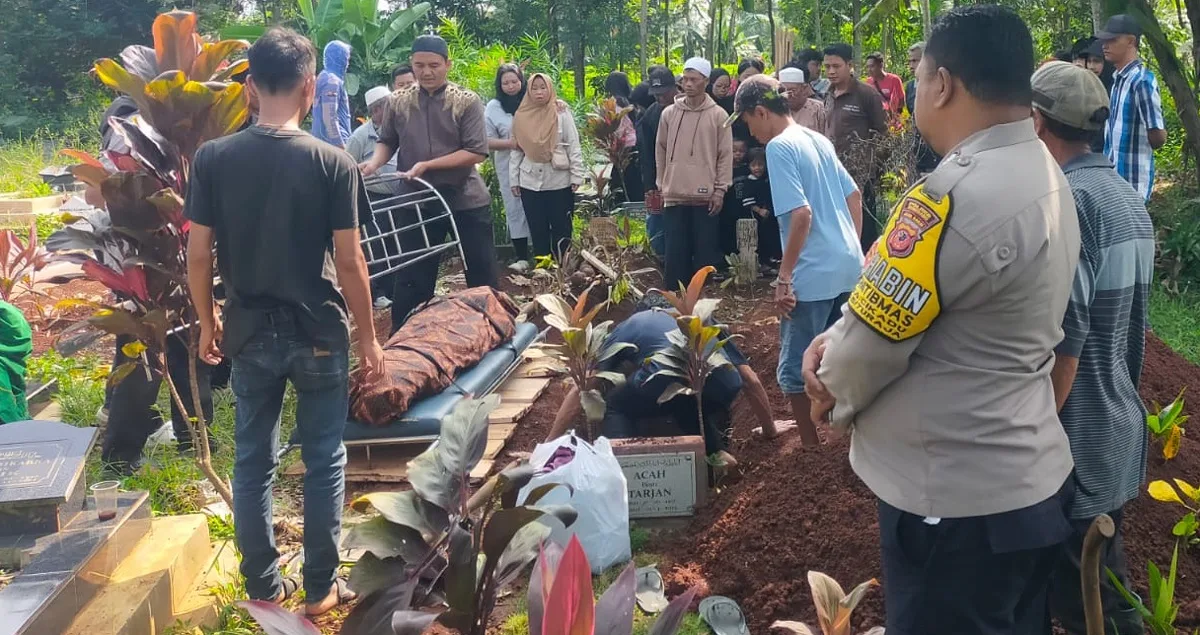 Polres Sumedang turut menghadiri proses pemakaman korban meninggal dunia dalam tragedi pohon tumbang di Jatinangor Sumedang
