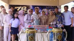 Manajer Persib Bandung, H. Umuh Muchtar bersama keluarga merayakan hari ulang tahun ke-78 di Dusun Ciluluk Desa Margajaya Kecamatan Tanjungsari Kabupaten Sumedang pada Selasa (2/6/2026)