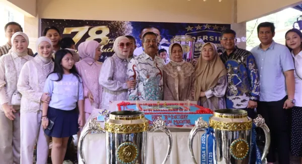 Manajer Persib Bandung, H. Umuh Muchtar bersama keluarga merayakan hari ulang tahun ke-78 di Dusun Ciluluk Desa Margajaya Kecamatan Tanjungsari Kabupaten Sumedang pada Selasa (2/6/2026)
