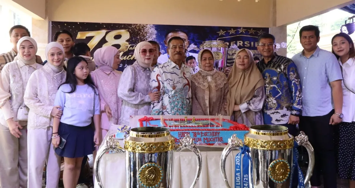 Manajer Persib Bandung, H. Umuh Muchtar bersama keluarga merayakan hari ulang tahun ke-78 di Dusun Ciluluk Desa Margajaya Kecamatan Tanjungsari Kabupaten Sumedang pada Selasa (2/6/2026)