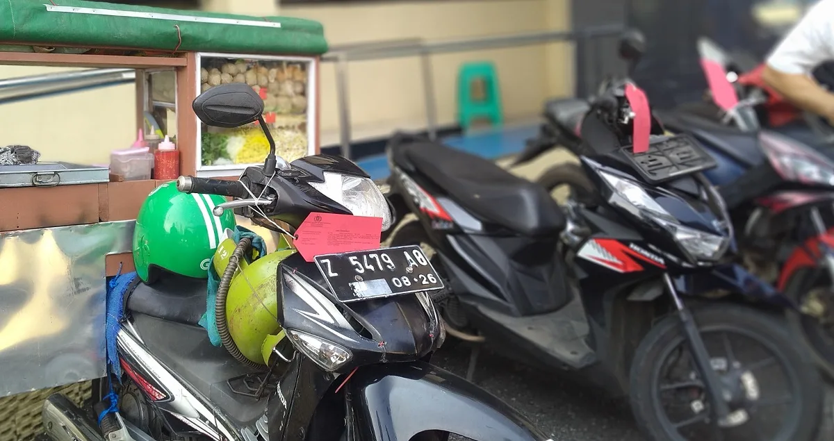 Sejumlah kendaraan bermotor roda dua dari berbagai merek bukti kejahatan diamankan di Mapolres Sumedang