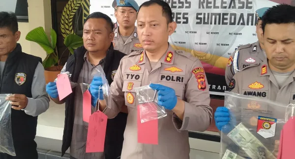 Kapolres Sumedang, AKBP Sandityo Mahardika didampingi Kasi Humas dan jajaran Satreskrim memperlihatkan sejumlah alat bukti kejahatan yang digunakan pelaku Curanmor dalam Operasi Jaran Lodaya 2026