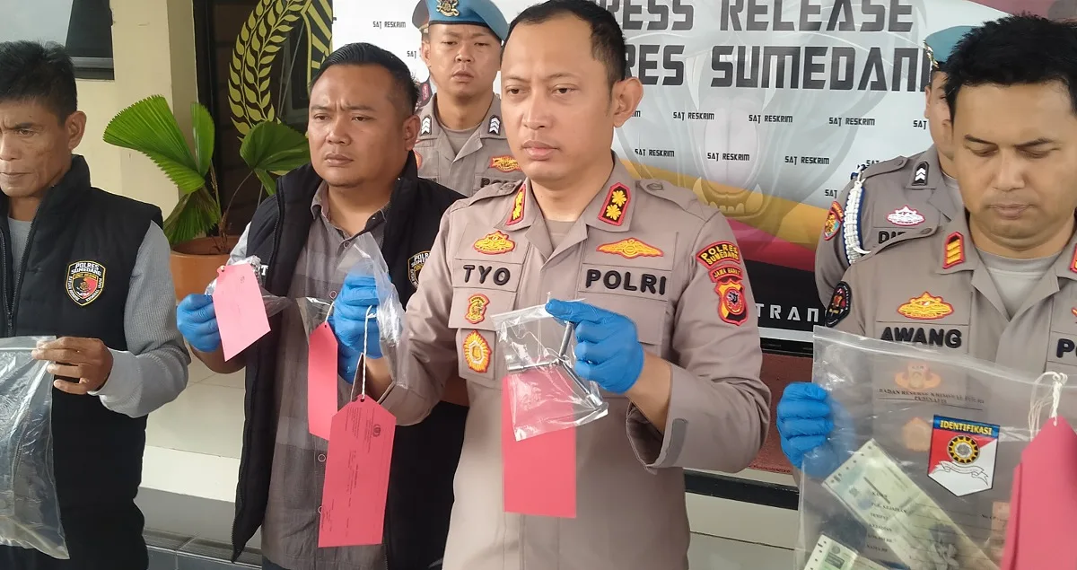Kapolres Sumedang, AKBP Sandityo Mahardika didampingi Kasi Humas dan jajaran Satreskrim memperlihatkan sejumlah alat bukti kejahatan yang digunakan pelaku Curanmor dalam Operasi Jaran Lodaya 2026