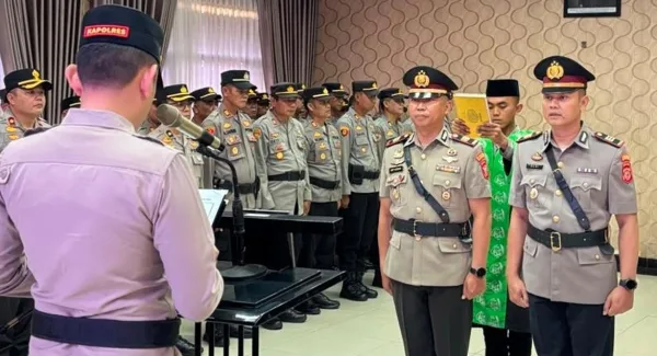 Kapolres Sumedang AKBP Sandityo Mahardika memimpin upacara sertijab dan kenaikan pangkat di Mapolres Sumedang.