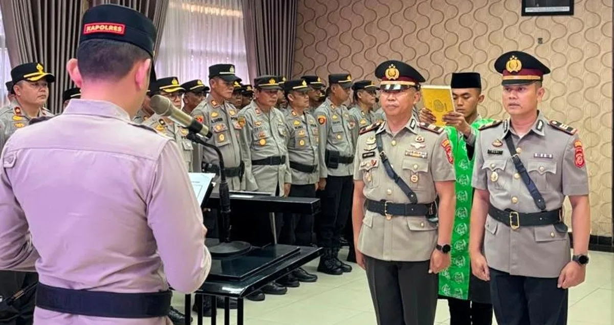 Kapolres Sumedang AKBP Sandityo Mahardika memimpin upacara sertijab dan kenaikan pangkat di Mapolres Sumedang.