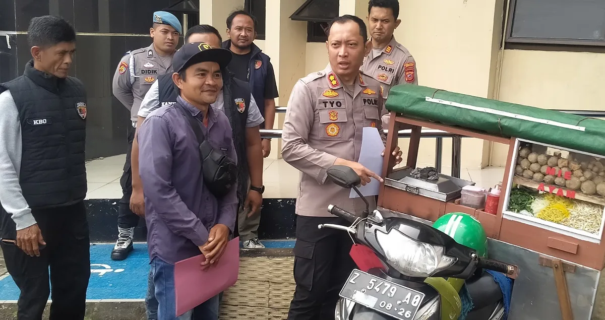 Kapolres Sumedang, AKBP Sandityo Mahardika sesaat sebelum menggelar press release berdialog dengan penjual bakso yang menjadi korban Curanmor