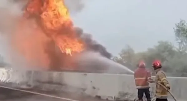 Proses pemadatan truk tangki pengangkut BBM yang terbakar di Tol Cisumdawu KM 207 Sumedang pada Kamis (4/6/2026)