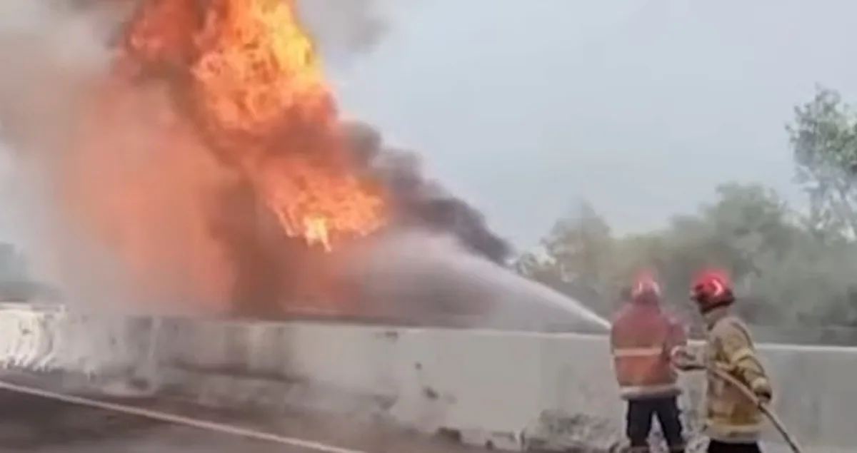Proses pemadatan truk tangki pengangkut BBM yang terbakar di Tol Cisumdawu KM 207 Sumedang pada Kamis (4/6/2026)