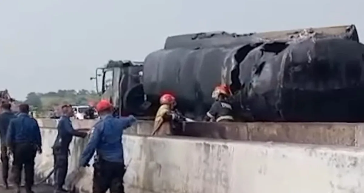 Puing truk tangki BBM yang terbakar di tol Cisumdawu KM 207 berhasil dipadamkan selama tiga jam