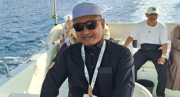 Pembimbing KBIHU Multazam Tanjungsari Sumedang, KH. Asep Fuad Adnan saat membawa jamaah haji menikmati pesona Laut Merah