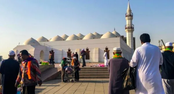 Jemaah haji kloter 29 KJT asal Sumedang yang berziarah di Masjid Qishas, Jeddah
