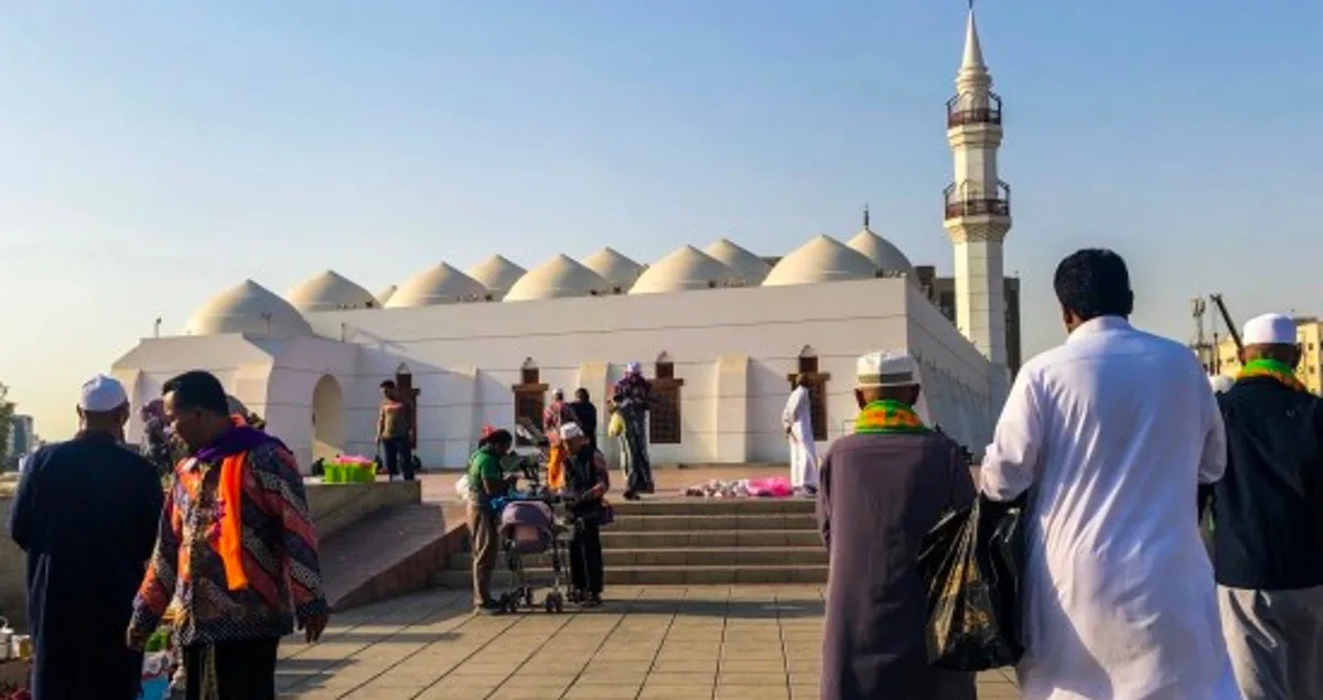 Jemaah haji kloter 29 KJT asal Sumedang yang berziarah di Masjid Qishas, Jeddah