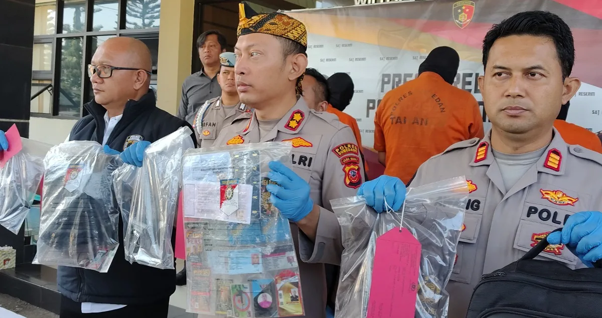 Kapolres Sumedang AKBP Sandityo Mahardika saat memimpin konferensi pers didampingi Kasat Reskrim AKP Tanwin Nopiansah dan Kasi Humas Polres Sumedang AKP Awang Munggardijaya di Mapolres Sumedang
