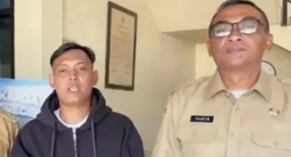 Kepala Dinas Tenaga Kerja dan Transmigrasi (Disnakertrans) Kabupaten Sumedang, Taufik Hidayat Slamet bersama Ujang Solihin tenaga migran di Kamboja yang berhasil pulang ke Sumedang