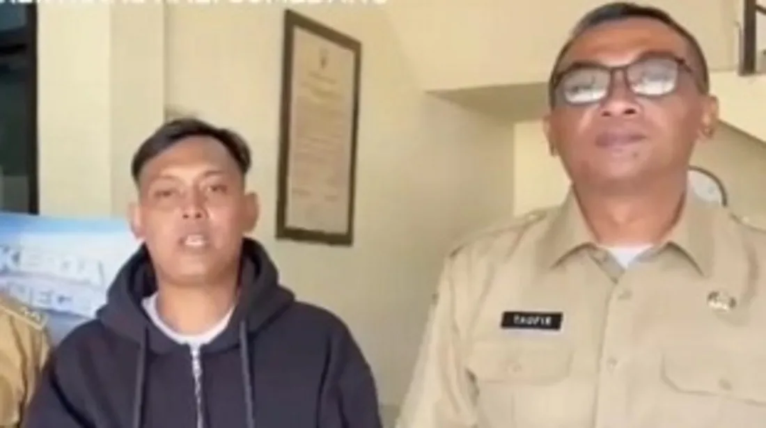 Kepala Dinas Tenaga Kerja dan Transmigrasi (Disnakertrans) Kabupaten Sumedang, Taufik Hidayat Slamet bersama Ujang Solihin tenaga migran di Kamboja yang berhasil pulang ke Sumedang