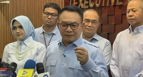 KSP Dudung Abdurachman memberikan keterangan pers mengenai klarifikasi kasus proyek Dapur Badan Gizi Nasional di Kantor KSP, Jakarta, (10/6/2026)