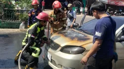 Mobil Toyota Vios terbakar di depan gerbang Griya Jatinangor Sumedang.