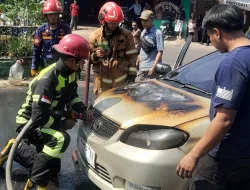 Diduga Korsleting, Toyota Vios Milik Anggota Polri Hangus Terbakar di Depan Gerbang Griya Jatinangor 1 Sumedang