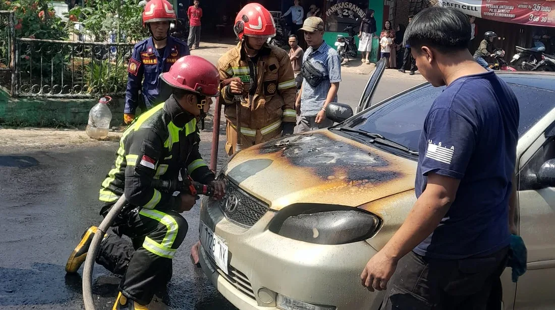 Mobil Toyota Vios terbakar di depan gerbang Griya Jatinangor Sumedang.