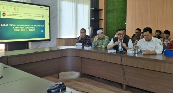 Petugas bersiap menyambut kepulangan jemaah haji Sumedang 2026