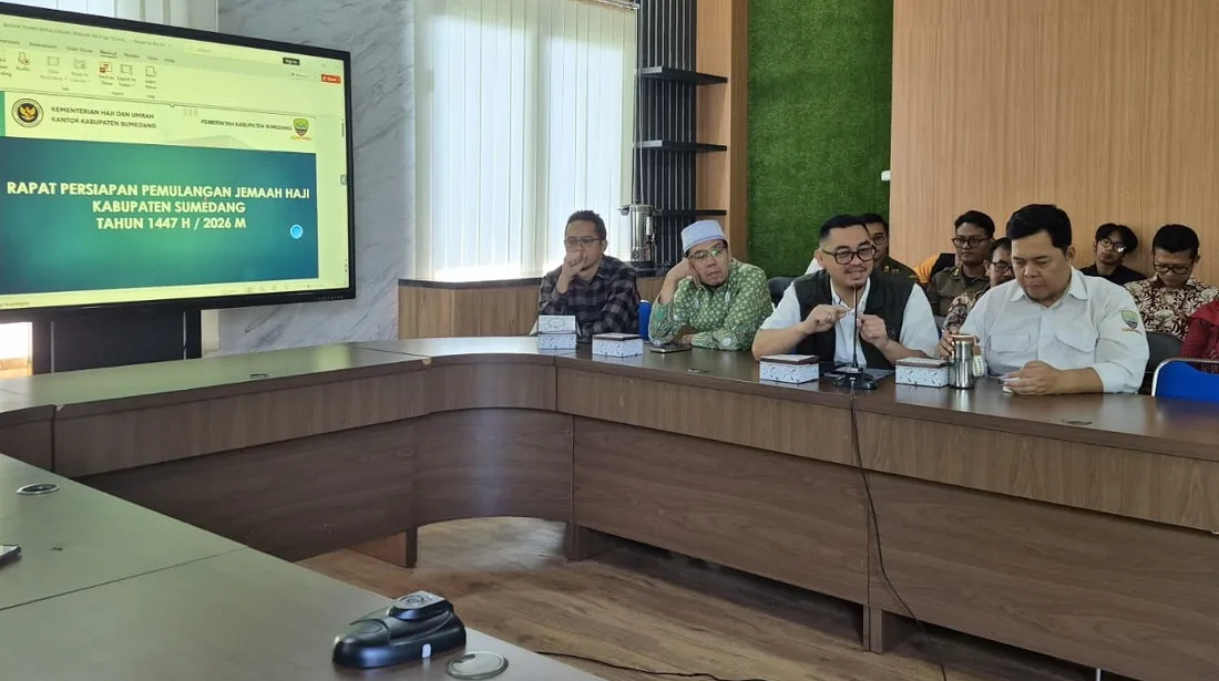 Petugas bersiap menyambut kepulangan jemaah haji Sumedang 2026