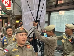 Beautifikasi Bandung: Satpol PP Tebas Reklame di Veteran dan Sapu Bersih PKL Bandel