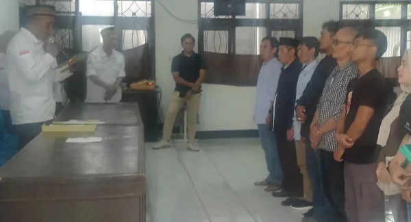 Ketua BPD Jatisari, Endjang Toni memimpin pelantikan Panitia Pilkades Desa Jatisari