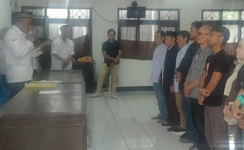 Ketua BPD Jatisari, Endjang Toni memimpin pelantikan Panitia Pilkades Desa Jatisari