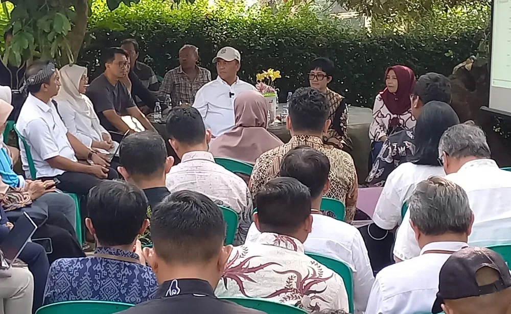 Sekda Kabupaten Sumedang, Dr Hj. Tuti Ruswati menghadiri peluncuran Piloting Penanganan Kemiskinan Berbasis Intervensi di Desa Cijeler, Kecamatan Situraja, pada Jumat (12/6/2026)