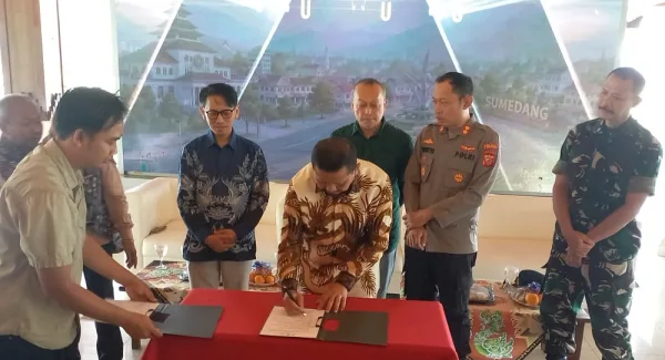 Bupati Sumedang, Dony Ahmad Munir di acara Forum BUMDes DPW Jawa Barat di Pendopo Pusat Pemerintahan Sumedang (PPS), Sabtu (13/6/2026)