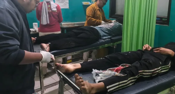 Petugas Medis Puskesmas Tanjungsari sedang menangani korban lakalantas di Simpang Citali-Rancakalong Kecamatan Pamulihan pada Sabtu (13/6/2026)