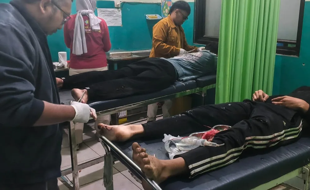 Petugas Medis Puskesmas Tanjungsari sedang menangani korban lakalantas di Simpang Citali-Rancakalong Kecamatan Pamulihan pada Sabtu (13/6/2026)