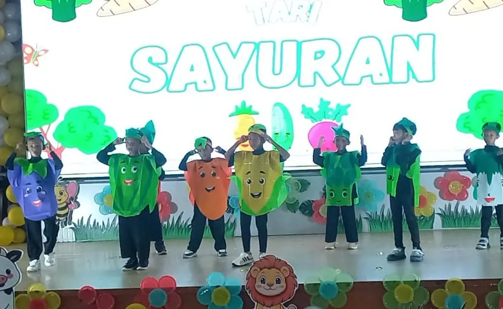 Anak didikan Yayasan RA Ar-Rahman Tahun Pelajaran 2025/2026 sukses menggelar panggung kreativitas bertajuk Graduation & Performance Day pada Minggu (14/6/2026).