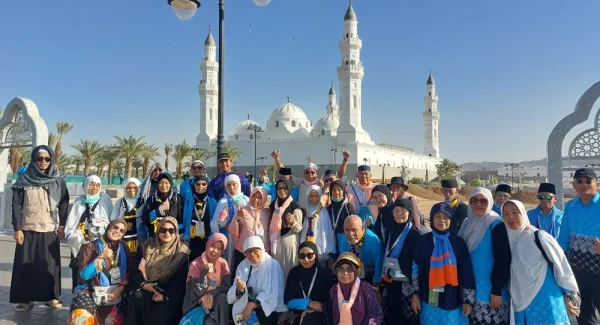 Rombongan KBIHU Multazam Sumedang saat berziarah di Masjid Quba Madinah
