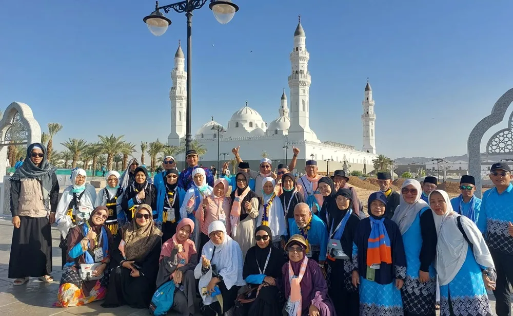 Rombongan KBIHU Multazam Sumedang saat berziarah di Masjid Quba Madinah