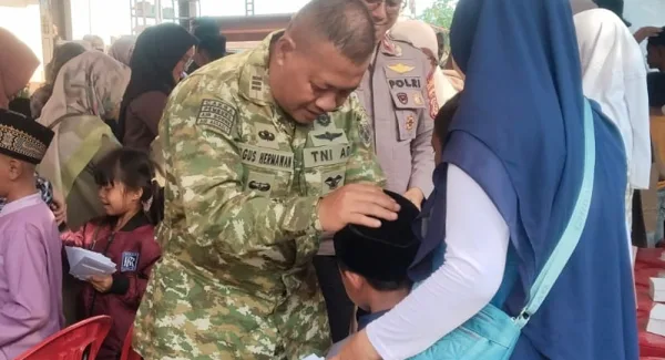 Danramil Tanjungsari dan Pemdes Sukasari saat acara santunan anak yatim jelang Tahun Baru Hijriah 1448 H