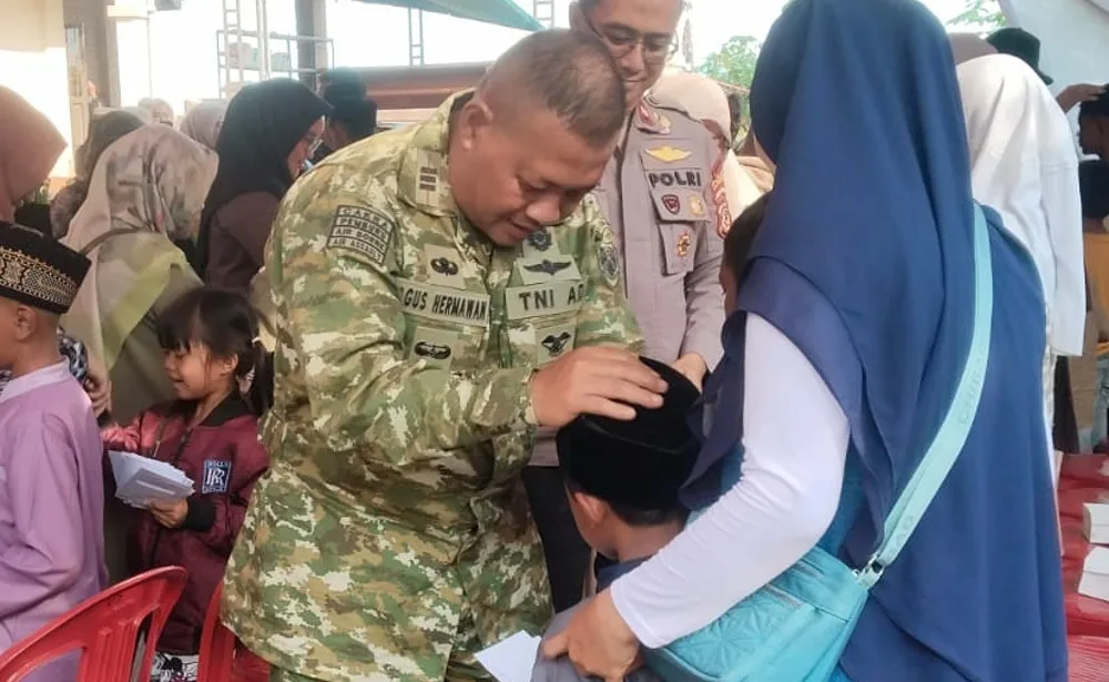 Danramil Tanjungsari dan Pemdes Sukasari saat acara santunan anak yatim jelang Tahun Baru Hijriah 1448 H