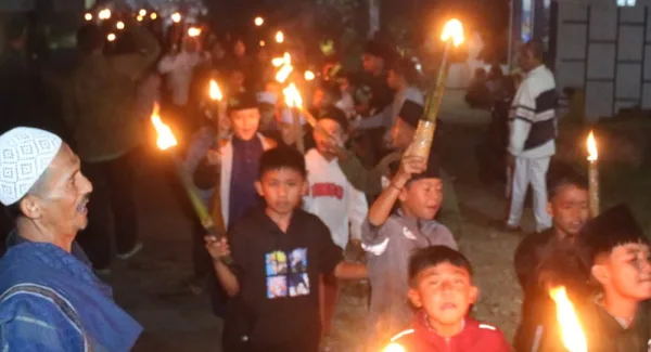 Ribuan warga Kecamatan Pamulihan yang didominasi anak-anak meriahkan pawai obor dalam rangka memperingati Tahun Baru Hijriah 1448 H