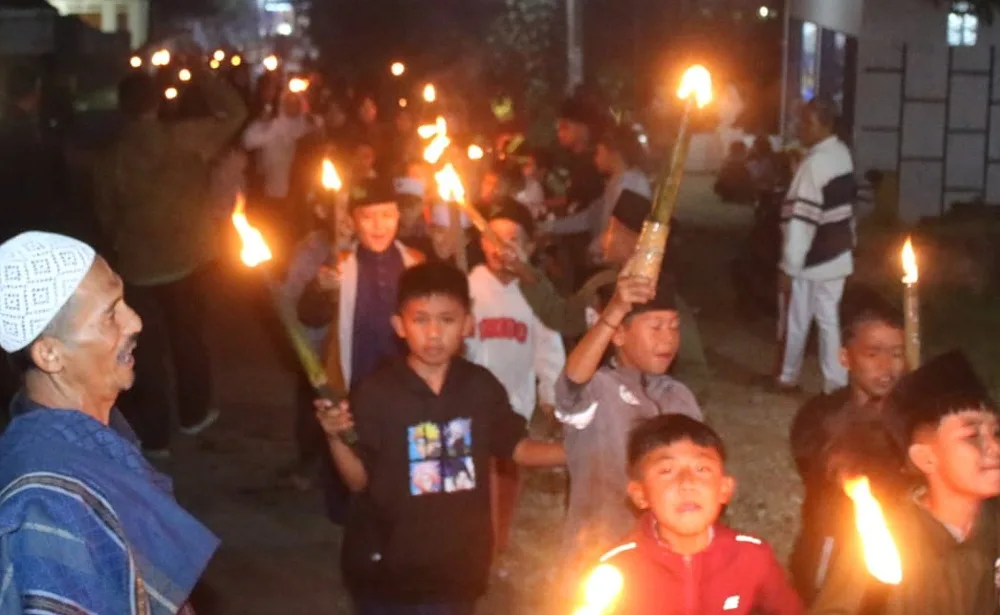Ribuan warga Kecamatan Pamulihan yang didominasi anak-anak meriahkan pawai obor dalam rangka memperingati Tahun Baru Hijriah 1448 H
