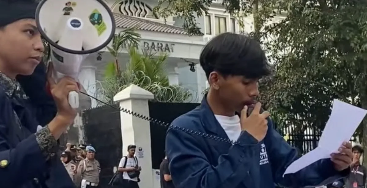 Perwakilan mahasiswa Bandung yang membacakan puisi berisi tuntutan di depan Gedung DPRD Jawa Barat pada Senin (15/6/2026)