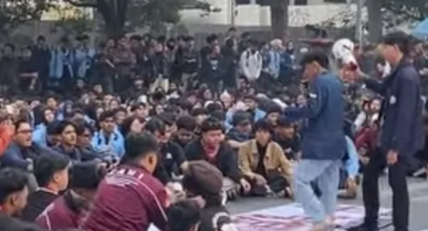 Berbagai Aliansi Mahasiswa Bandung menggelar demontrasi di Depan Gedung DPRD Jawa Barat pada Senin (15/6/2026)