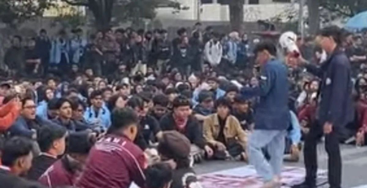 Berbagai Aliansi Mahasiswa Bandung menggelar demontrasi di Depan Gedung DPRD Jawa Barat pada Senin (15/6/2026)