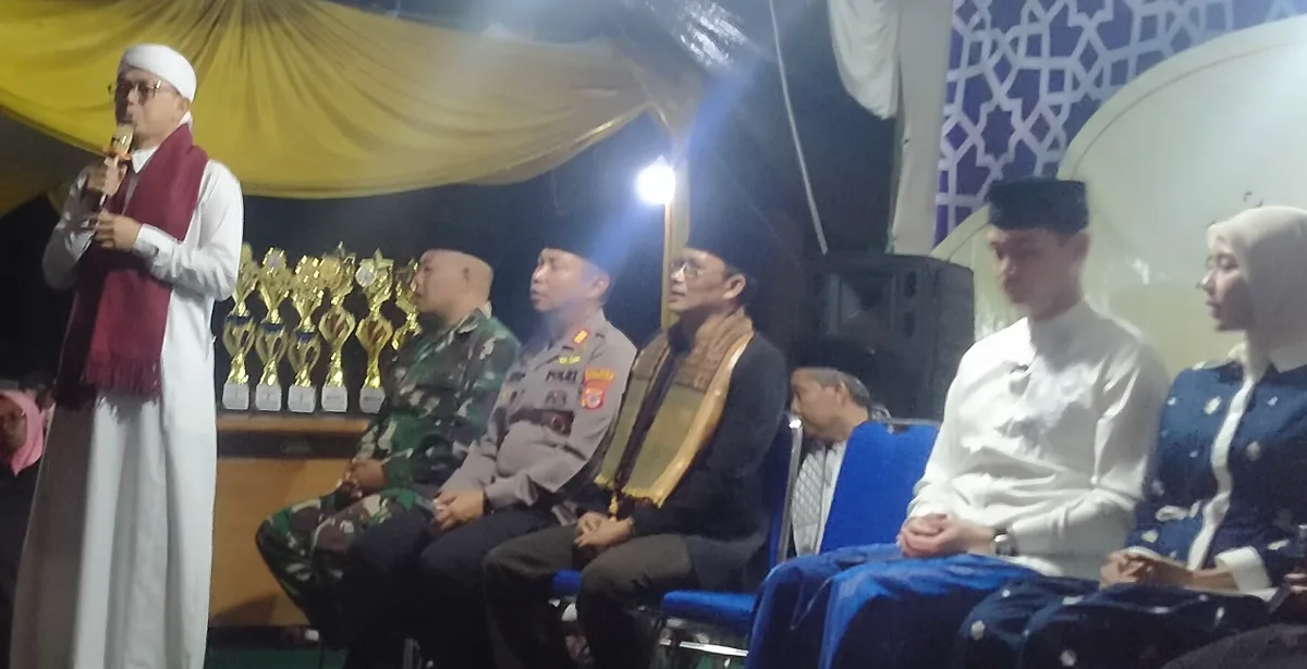 Anggota DPR RI dari Komisi VIII, KH. Maman Imanulhaq saat menyampaikan sambutannya dalam acara Peringatan Tahun Baru Islam 1 Muharram 1448 H di Kecamatan Tanjungsari Sumedang 