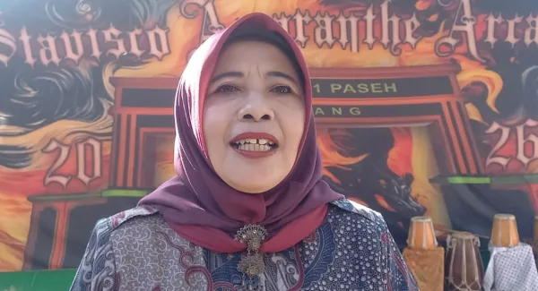 Pelaksana Tugas (Plt.) Kepala SMPN 1 Paseh, Enung Titin Agustikawati,