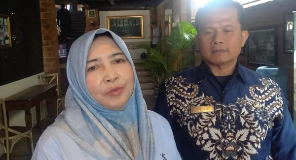 Sekda Kabupaten Sumedang, Dr.Hj.Tuti Ruswati didampingi Kepala Disdukcapil, Bambang Kustiantoro